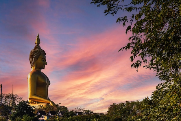 gran Buda amarillo dorado en Wat Muang, que es un importante destino turístico religioso en la provincia de Ang Thong en Tailandia