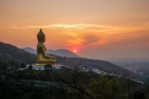 Foto el gran buda dorado en khao wong phra chan al atardecer