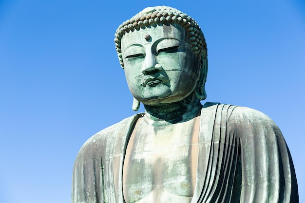 Gran Buda en Kamakura con cielo azul