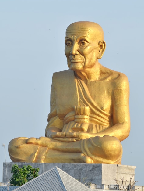 Gran Buda de oro con cielo, Tailandia