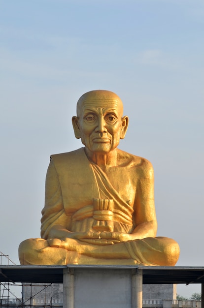 Gran Buda de oro con cielo, Tailandia