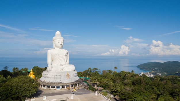 Gran Buda de Phuket al atardecer desde el gran mirador de Buda puede ver alrededor de la isla de Phuket