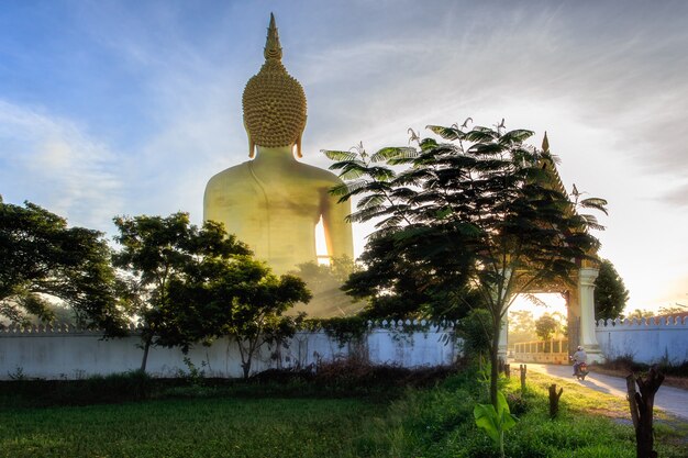 Gran Buda en Wat Muang en la capilla budista popular de la provincia de Ang Thong en Tailandia.