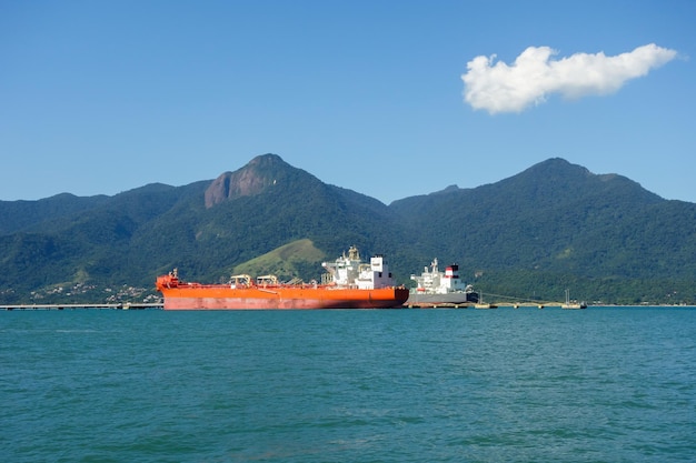 gran buque carguero en la bahía de la isla de Ilhabela en la costa de Sao Paulo, Brasil