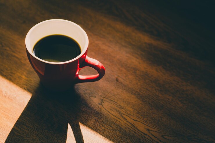 Gran café matutino en la taza roja.