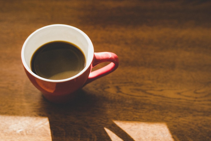 Gran café matutino en la taza roja.