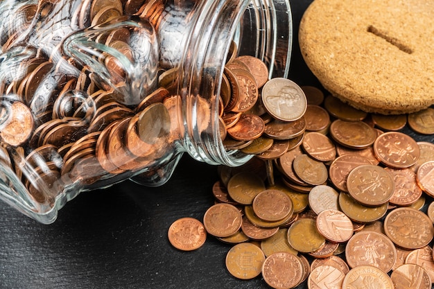 Gran caja de dinero del banco guarro, tarro de cristal con monedas del Reino Unido