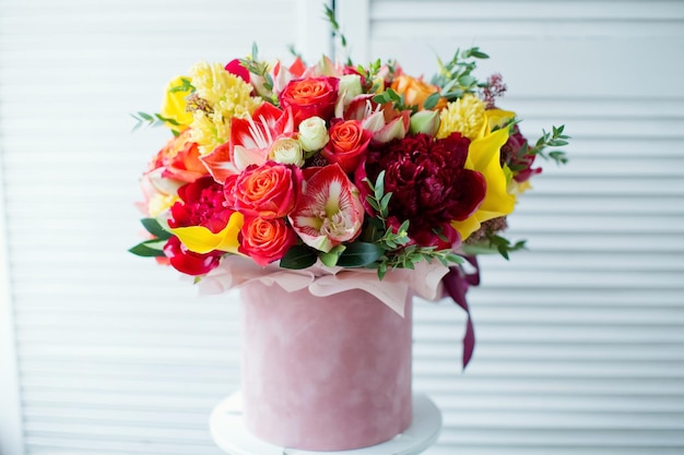 Gran caja de regalo rosa con flores brillantes Ramo de flores rojas y amarillas para el día de la madre Fiesta de cumpleaños del día de San Valentín u otros días festivos Ramo con rosas calla lily amaryllis y peonías