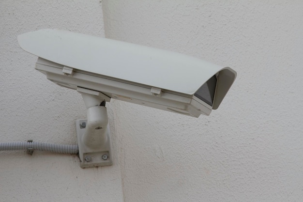 Gran cámara CCTV en la pared - telefoto, cerrar