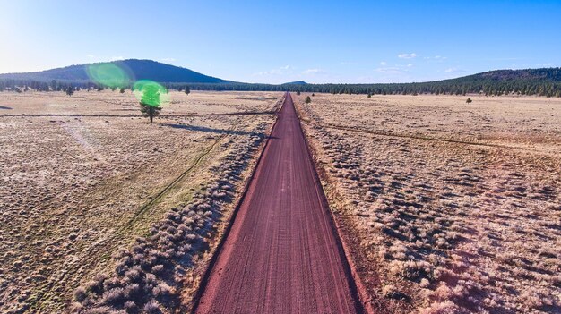 Gran camino del desierto de arena roja que atraviesa las llanuras