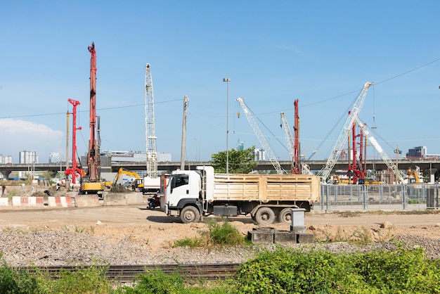 Foto el gran camión que transporta la tierra de un sitio de construcción