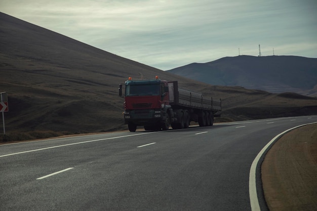 gran camión rojo en la carretera