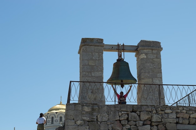 Gran campana de iglesia en la zona histórica de la ciudad con espacio para copiar en el cielo