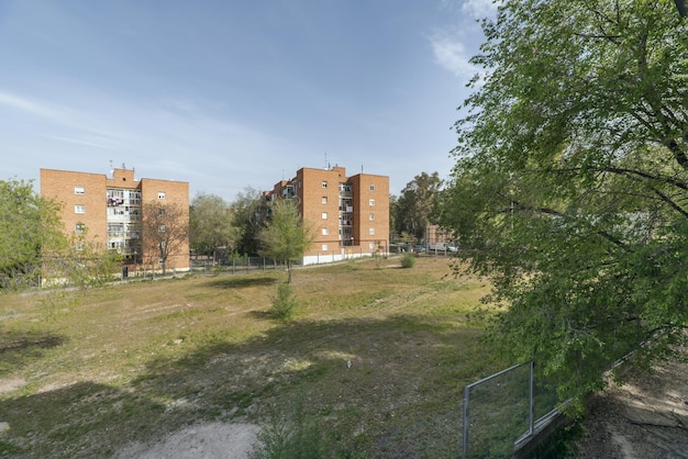 Un gran campo vacío rodeado de vallas metálicas.