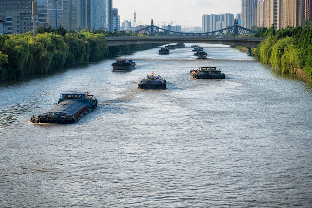 Un gran canal atraviesa la ciudad moderna.