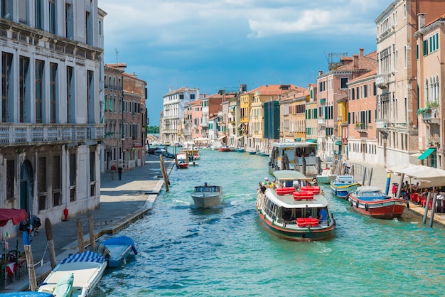 Gran Canal y Basílica de Santa Maria della Salute en día soleado.