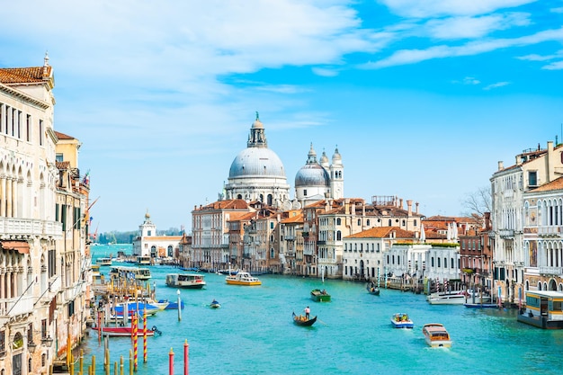 Gran Canal y la Basílica de Santa Maria della Salute en Venecia, Italia. Destino turístico famoso