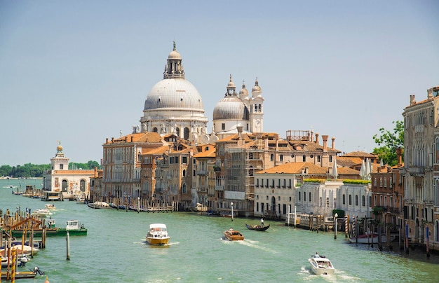 El Gran Canal y la Basílica de Santa Maria della Salute Venecia Italia