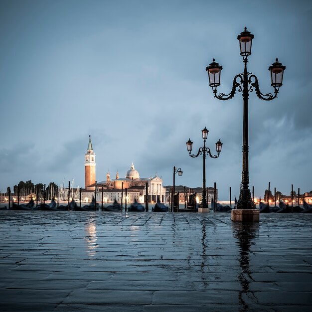 Gran Canal en un día nublado, Venecia, Italia.