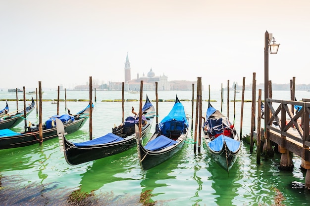 Gran canal y góndolas amarradas cerca de la plaza San Marco en Venecia, Italia