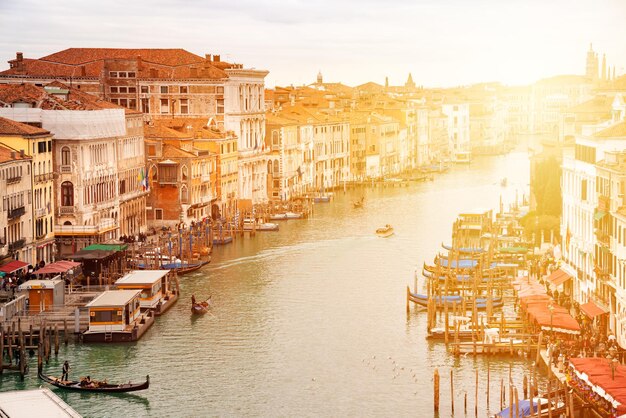 Gran Canal con góndolas en Venecia Italia