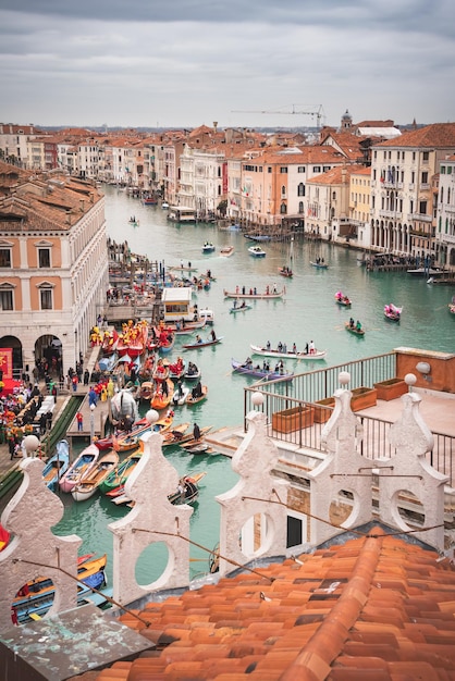 Gran Canal con góndolas en Venecia Italia