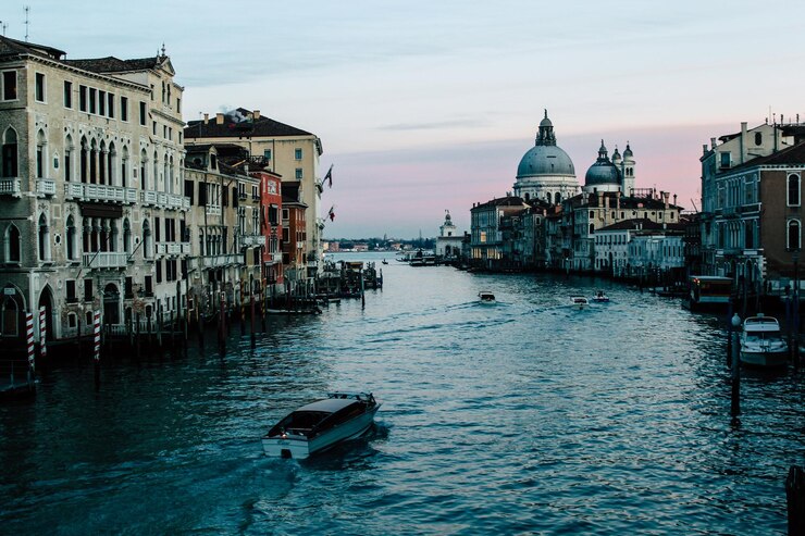 El Gran Canal por la noche con la Basílica de Santa María de la Salud Venecia Italia