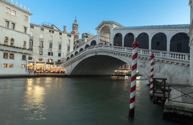 El Gran Canal y el puente de Rialto al atardecer, Venecia, Italia