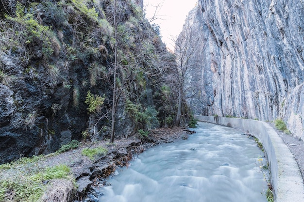 Gran canal en la ruta del río Monachil en Los Cahorros Granada España