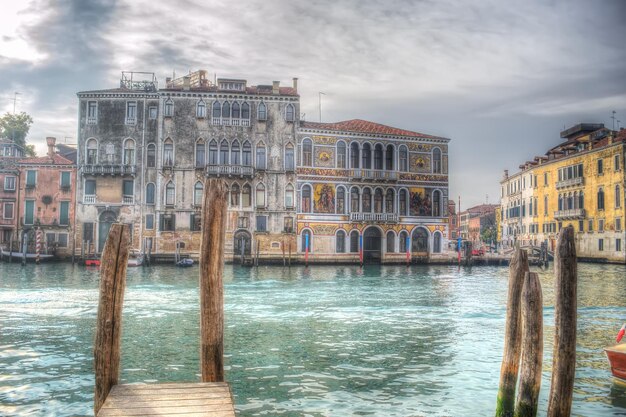 Gran Canal de Venecia bajo un cielo gris Procesado pesado para efecto de mapeo de tonos hdr