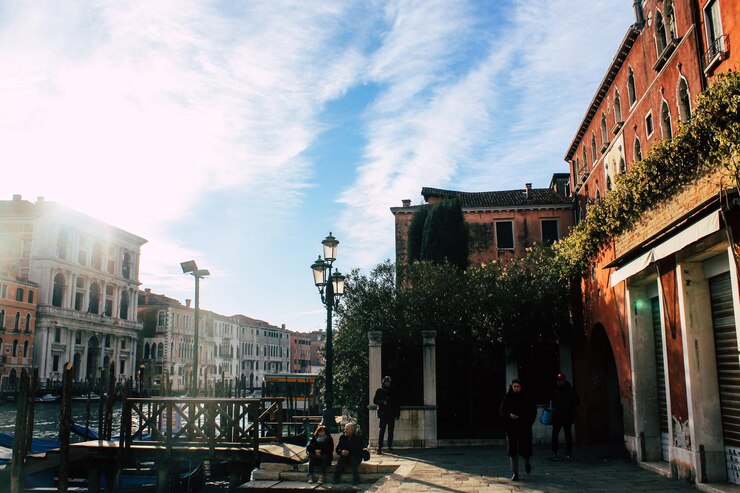 Gran Canal en Venecia en un día soleado Italia Venecia a la luz del sol Vista panorámica escénica de Venecia en invierno Paisaje urbano y paisaje de Venecia Viaje romántico por el agua