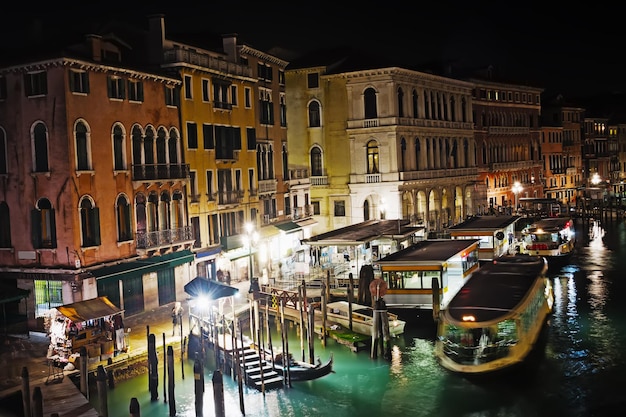 Gran Canal de Venecia en una noche clara Italia