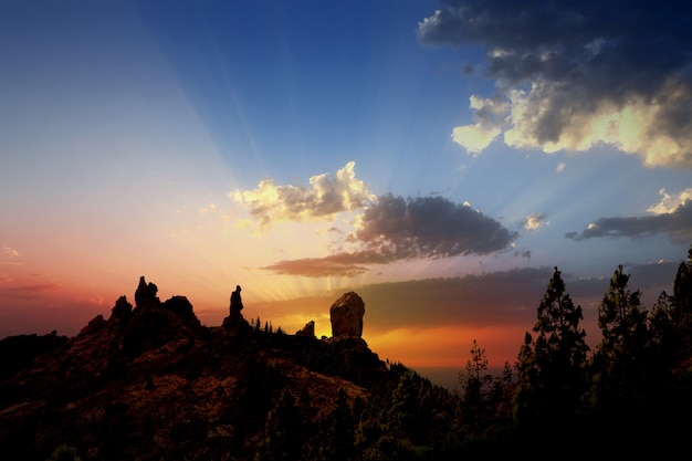 Gran canaria roque nublo fraile dramático pôr do sol