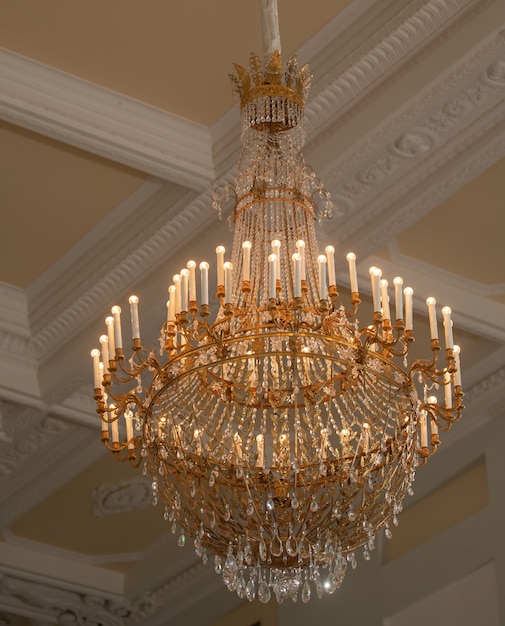 Un gran candelabro de cristal cuelga en la habitación. Araña de cristal adornado.