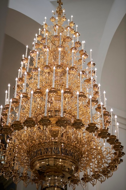 Gran candelabro hermoso con velas en el templo