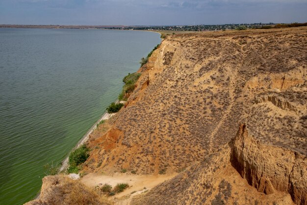 Gran cañón de cuevas en la región de Kherson a orillas del mar