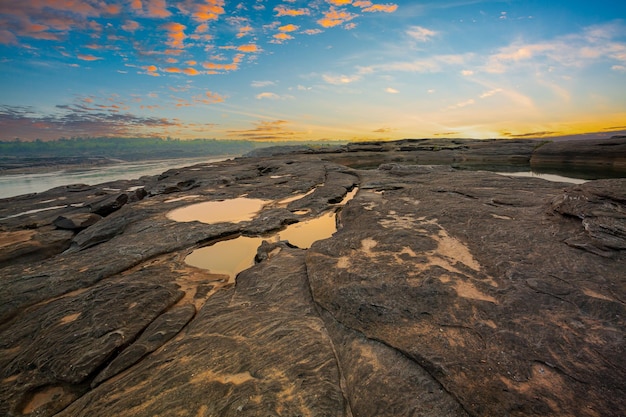 Gran Cañón de Tailandia La naturaleza del valle rocoso en el río Mekong Chom Dao Beach o Chom