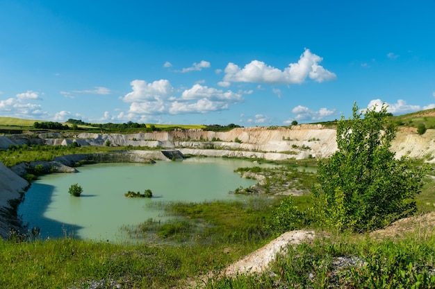 Una gran cantera de arena y un lago Un antiguo complejo de canteras abandonadas inundadas Extracción de arena y piedra para aplicaciones industriales