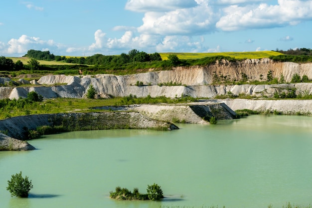 Una gran cantera de arena y un lago Un antiguo complejo de canteras abandonadas inundadas Extracción de arena y piedra para aplicaciones industriales