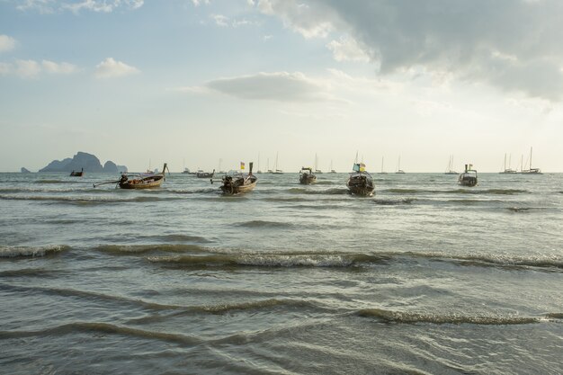 Una gran cantidad de bote de cola larga de buceo en la playa de Ao Nang antes de la puesta del sol