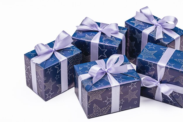 Gran cantidad de cajas de regalo en superficie blanca. Navidad y otras vacaciones concepto.