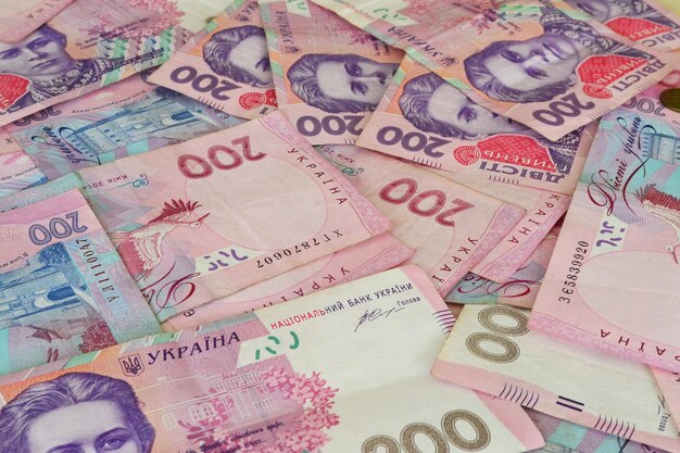 Una gran cantidad de dinero ucraniano se encuentra disperso alrededor de doscientas hryvnias