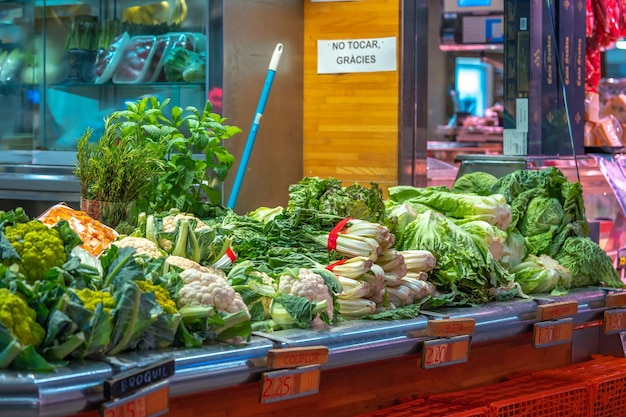 Gran cantidad de frutas y verduras frescas en el mercado de Barcelona España