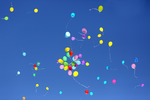 Gran cantidad de globos de colores contra el cielo azul