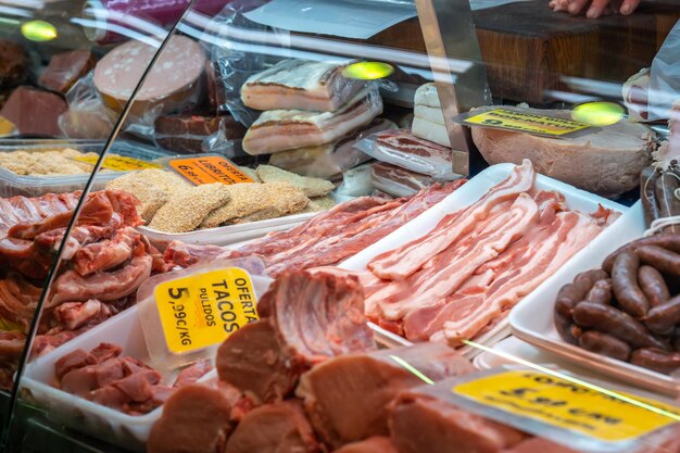 Gran cantidad de jamón español fresco y jamón en el mercado de Barcelona España