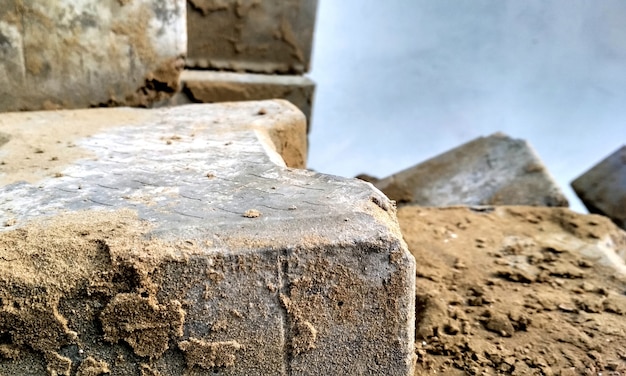 Foto una gran cantidad de ladrillos grises apilados en un sitio de construcción en la india