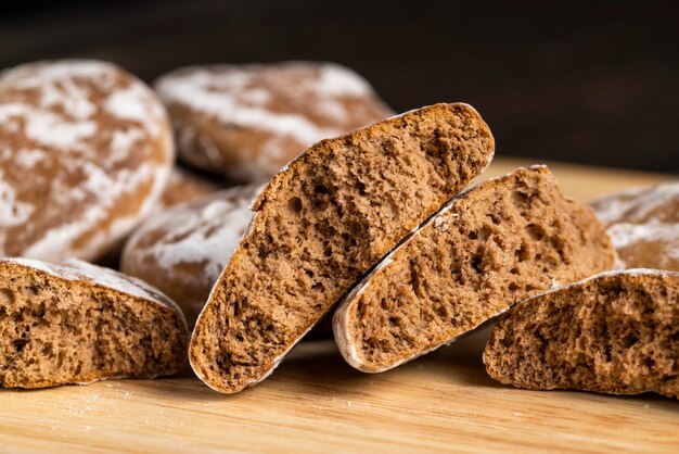 Gran cantidad de pan de jengibre sobre la mesa