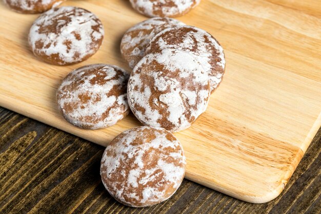 Gran cantidad de pan de jengibre sobre la mesa