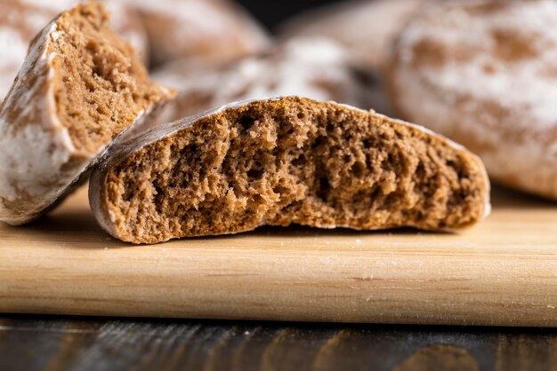 Gran cantidad de pan de jengibre sobre la mesa