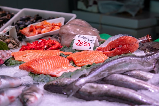 Gran cantidad de pescados y mariscos frescos en el mercado de pescado de Barcelona España